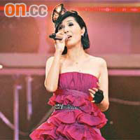 楊千嬅身穿低胸桃紅色的晚裝出席音樂會。