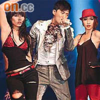 林峯安排了多位越南模特兒伴唱，場面火辣。