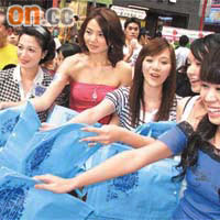 戚黛黛、張家瑩、陳少霞等一眾女演員派環保袋宣傳新劇。