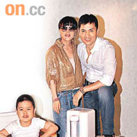 阿呂開工拍廣告，太太楊小娟及兒子到場打氣支持。