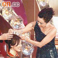 朱玲玲為冠軍劉倩婷加冕。