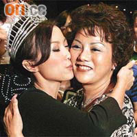 劉倩婷激動得與母親擁吻。