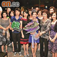 劉倩婷的母親與廿位親友，手持鮮花及名牌等列隊熱烈慶祝她歸來。