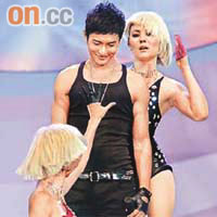 黃曉明與女舞蹈員大跳辣身舞。