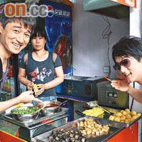 紀諺（右）和好友淺野長英在北京周圍搵好嘢食。