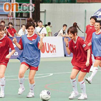 Annie G.（左起）、A. Lin、Hailey C.及DaDa在球場上踢得痛快。