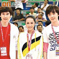 洪卓立（右起）、湯怡和陳家樂應邀出席國際籃球賽的嘉賓。
