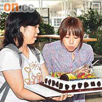 fans送上蛋糕，慶祝嘉欣得獎及農曆生日。