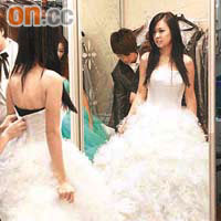 Crystal選擇了白色婚紗，作稍後演出之用。