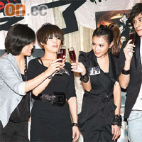 左起：邵美琪、方皓玟、周秀娜與陳家樂碰杯暢飲。
