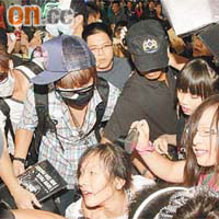 fans被撞跌，戴帽的汪東城和戴太陽眼鏡的炎亞綸立即上前攙扶。