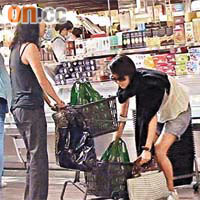 韓君婷行超市都戴住黑超，仲突然走去買文具。