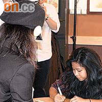Zee為fans簽CD簽到手軟。