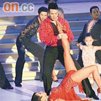 謝天華與女舞蹈員大跳辣身舞。