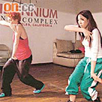 鍾舒漫在碟內加入她在美國學習跳舞時的相片。