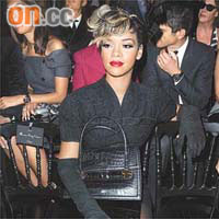 歌手Rihanna更連走兩場出席睇騷。