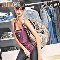 太陽眼鏡	$940<BR>紅色tank top	$400<BR>A Star Jeans系列牛仔褲	$1,250<BR>銀色手袋	$1,225