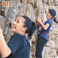 李蘢怡相約Gloria一起攀石，挑戰難度。