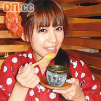 梁麗瑩到日本勁食，以致肥了四、五磅。