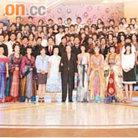 無綫42周年台慶亮燈儀式，超過一百四十位演員出席，場面熱鬧。