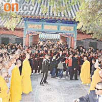 英皇新作《新少林寺》眾星空降少林寺，昨日寺方派出二萬僧眾夾道歡迎。