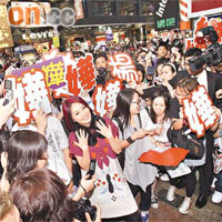 千嬅到旺角搞簽名會，吸引大批歌迷捧場。