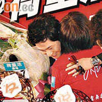 姜至奐施冧功，同fans抱抱。