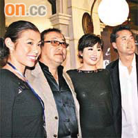 王敏德（右）為大會作表演嘉賓，女兒王曼喜（左）、馬清偉（左二）與女友一起捧場。