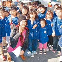 曹敏寶與活潑可愛的日本小朋友拍照。