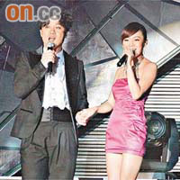 陳奕迅跟胡琳（右）合唱。