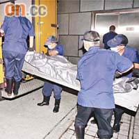 林蛟的遺體被工人抬上車。