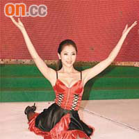 (15)許瑩示範性感的紅磨坊舞衣，加上谷胸一字馬，極為養眼。