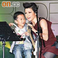 劉美君掛上結他，又邀請小fans上台合唱，十分開心。