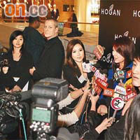 尹恩惠受訪時獲大批傳媒及市民包圍。