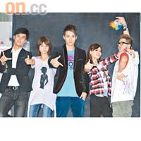 左起：James、陳楚喬、徐正曦、江若琳及小肥拍攝新片海報。