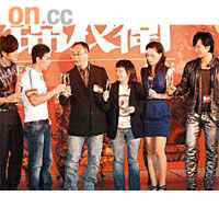 甄子丹、吳尊、徐子珊和新加坡演員戚玉武（右），聯同導演李仁港（左三）為新片宣傳。