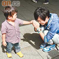 京爺向三歲小男生求婚。