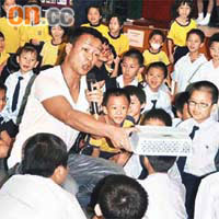 王喜與小學生打成一片。