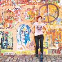 安安不忘在色彩鮮艷的John Lennon Wall留影。