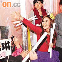 江若琳在「粉紅專車」前向fans大派海報。