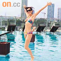 宋熙年在曼谷期間，每朝都提早起身在酒店泳池暢泳。