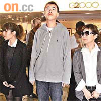 右起：陳鴻烈太太、兒子及女兒昨晚到佐敦晚膳。