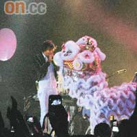 Mika搵來兩隻夜光醒獅伴舞，給香港fans驚喜。