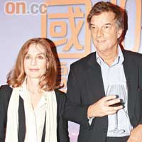 伊莎貝與導演Benoit（右）出席法國電影節開幕禮。