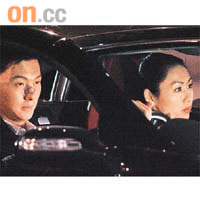 王浩信與胡定欣在車中拍閒聊戲。