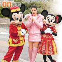 陳慧琳跟米奇及米妮於樂園拍攝宣傳片。