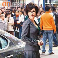 徐子珊以俏秘書look現身旺角街頭，十分有睇頭。