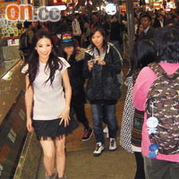江若琳旺角出巡，吸引了逾百歌迷撐場。