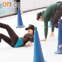 Jessica與男友追逐，不慎整個人摔倒在冰上。