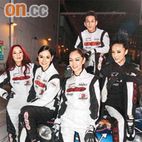 飛車表演雖然取消，不過鄭希怡（左起）、Ana R.、Jessica、吳家樂及李蘢怡仍穿上一身賽車手裝束，非常騎呢。